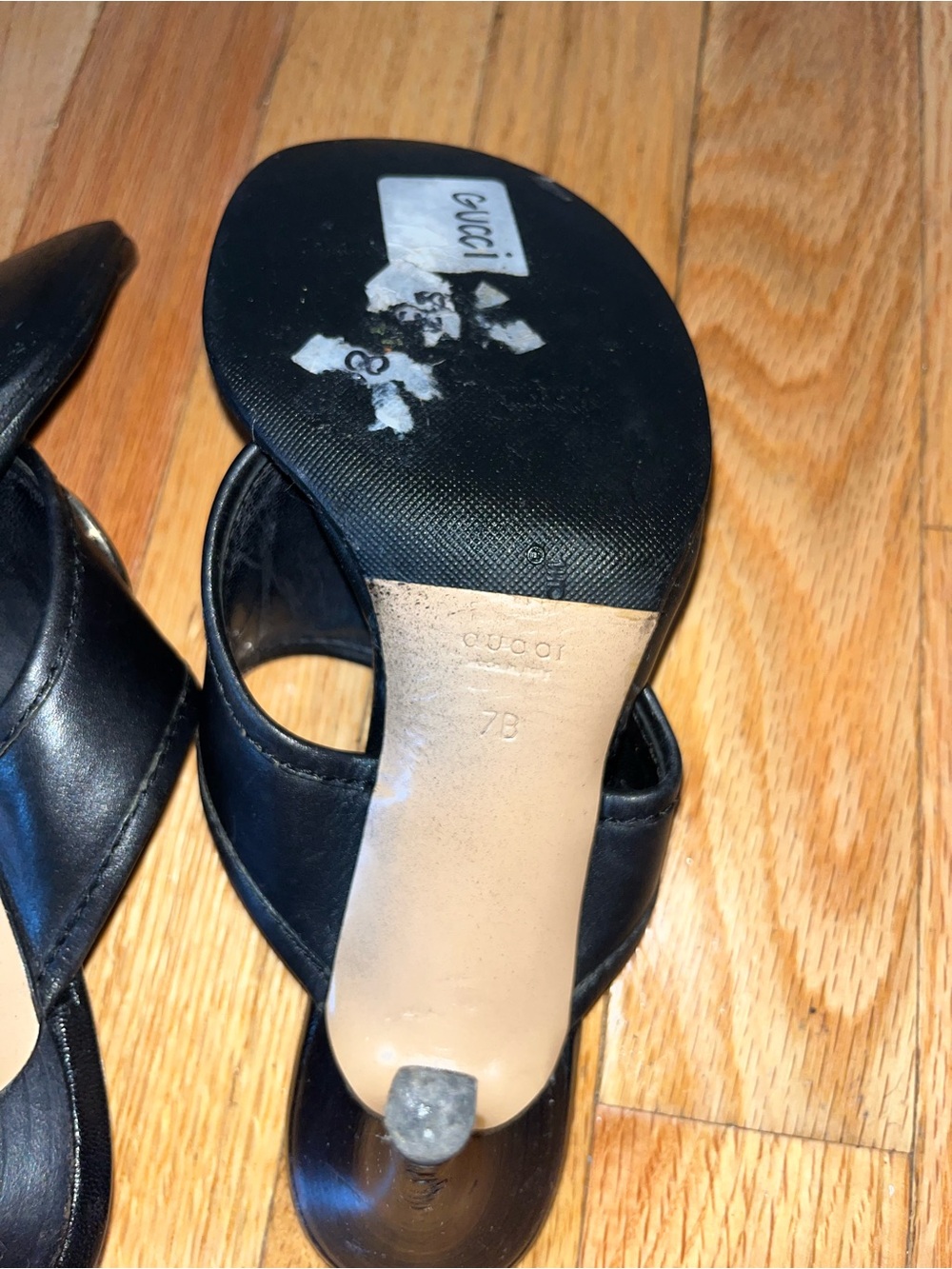 Gucci Black Leather Thong Sandals with Gold Emblem - Picture 3 of 3